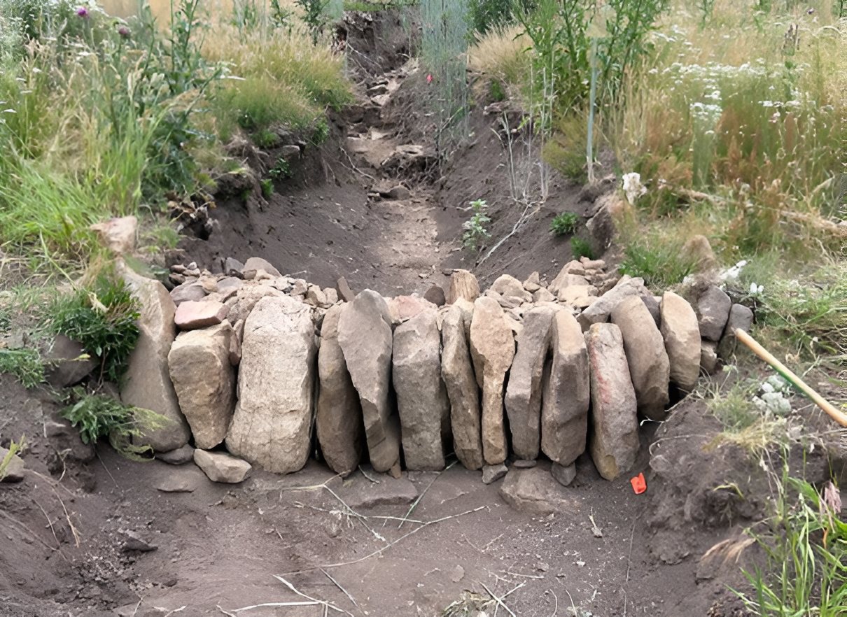 Dique de una piedra recién construido en el fondo de la cárcava.